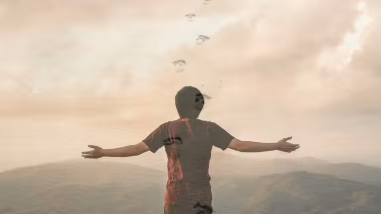 Blog Berufung Finden So Gehts: Mann mit offenen Armen, bereit seine Berufung endlich zu finden